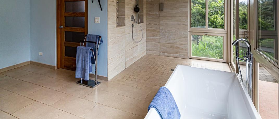 Αρμούς σε πάτωμα του μπάνιου με μπανιέρα, ντουζιέρα και παράθυρο