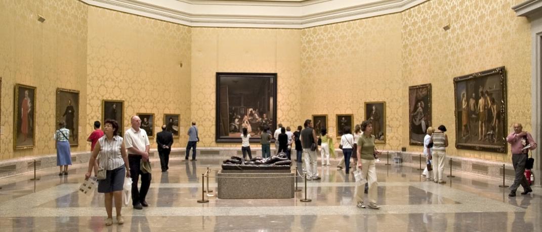 τουρίστες περπατούν στο εσωτερικό του μουσείου του Πράδο στη Μαδρίτη