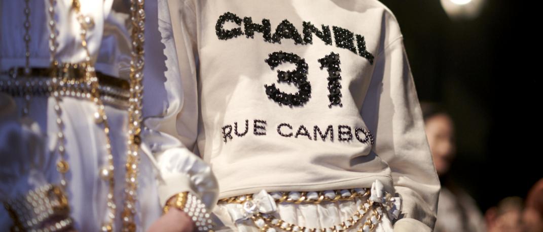 μοντέλα με πουλόβερ αλυσίδες και αξεσουάρ στο σόου του οίκου Chanel