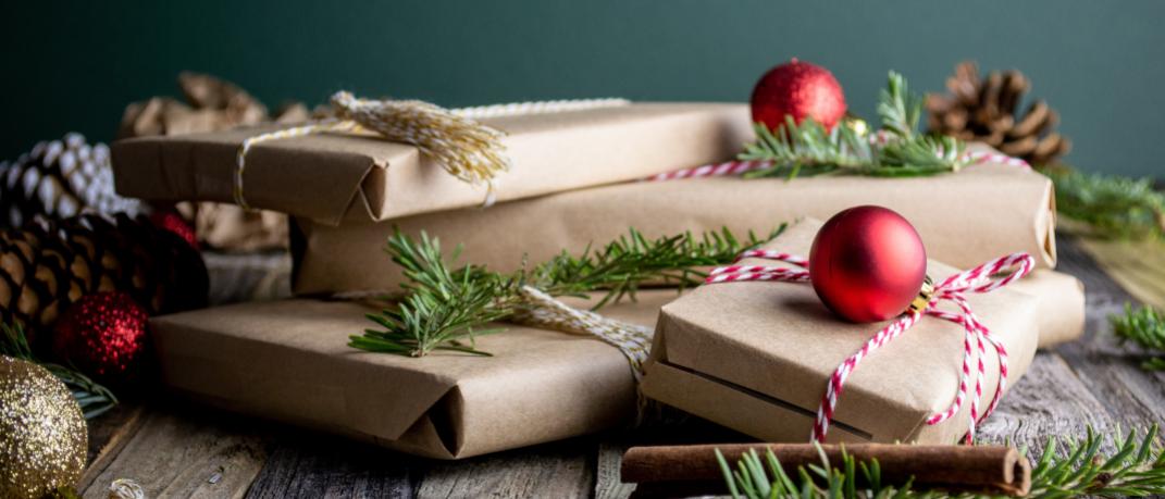 Χριστουγεννιάτικα δώρα με χαρτί περιτυλίγματος 