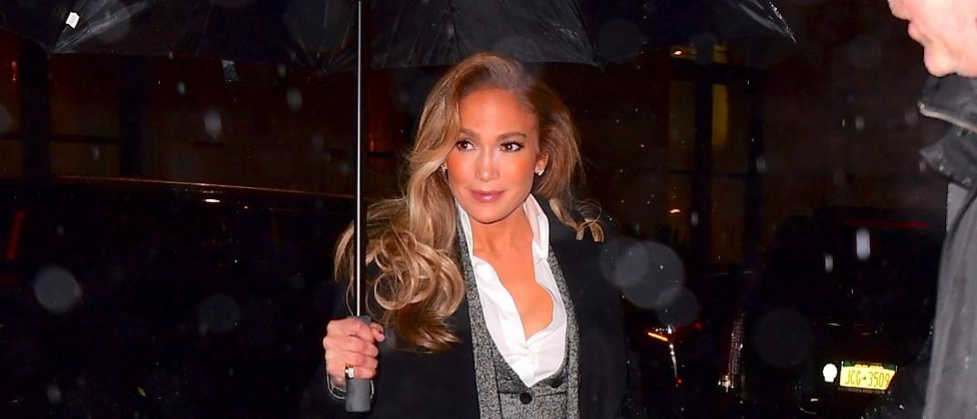 Η Τζένιφερ Λόπεζ με κοστούμι και ομπρέλα περπατάει στη Νέα Υόρκη