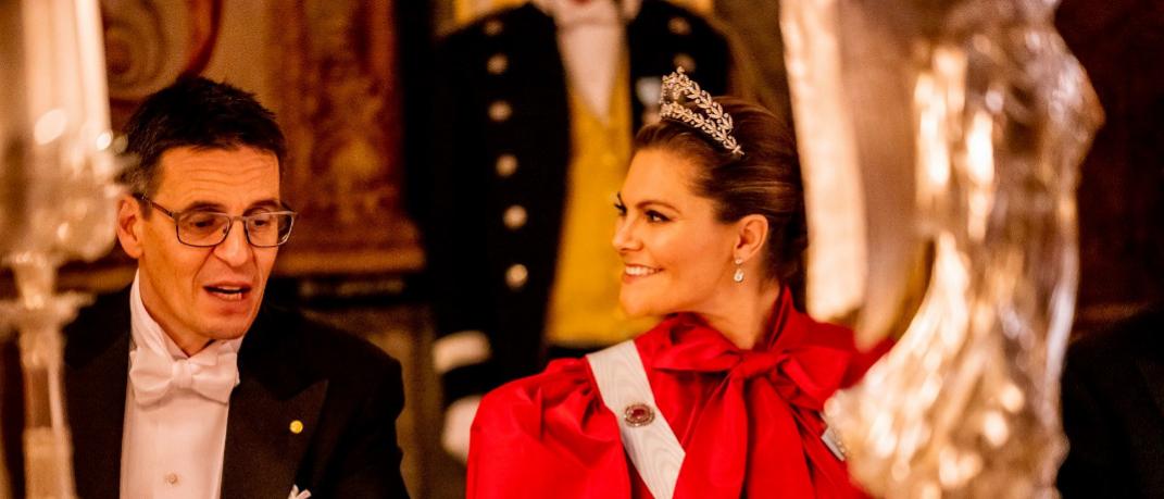 Η πριγκίπισσα Βικτόρια της Σουηδίας με κόκκινη τουαλέτα και τιάρα