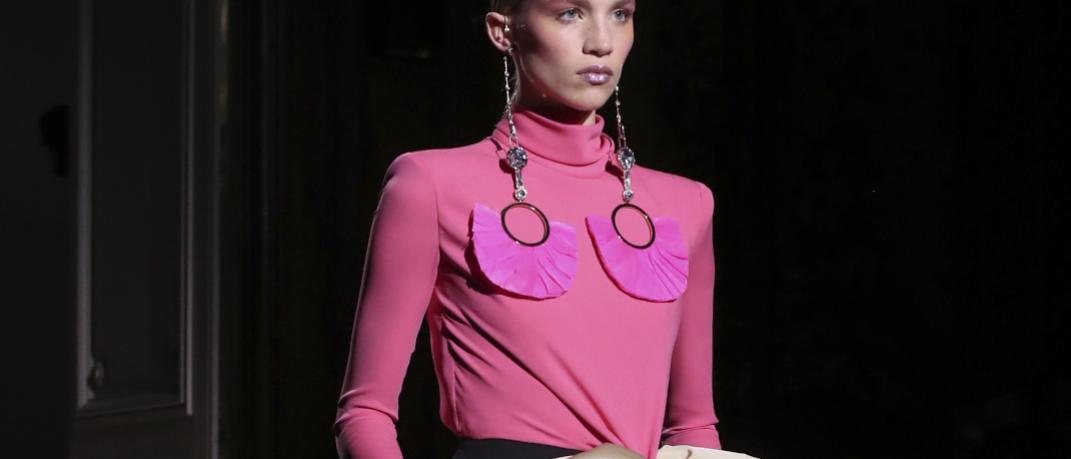 μοντέλο περπατά στο σόου Haute Couture 2020 του οίκου Valentino 