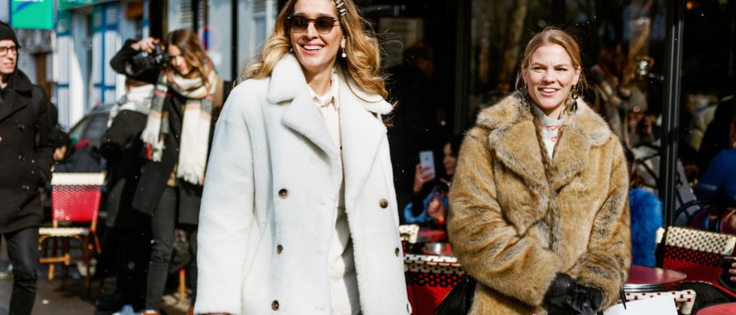 γυναίκες περπατούν με παλτό και τσάντες στην εβδομάδα μόδας