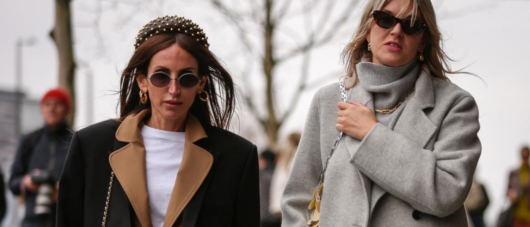 γυναίκες περπατούν με παλτό και γυαλιά στην εβδομάδα μόδας