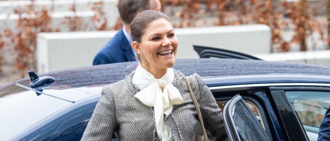 η πριγκίπισσα Βικτόρια της Σουηδίας βγαίνει από αυτοκίνητο με φούστα και πουκάμισο