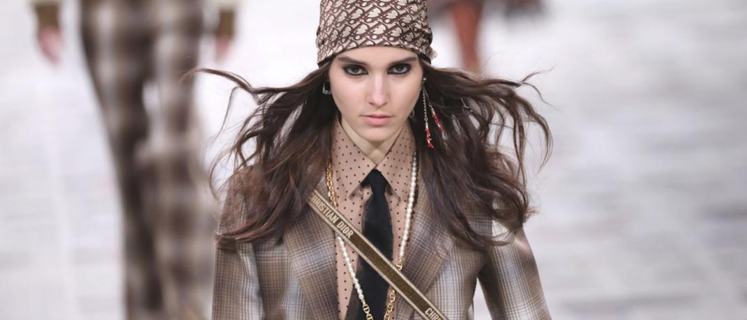 μοντέλο με σακάκι και μαντήλι στο show του οίκου Dior