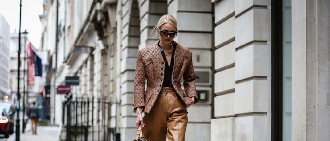 H Leonie Hanne με σακάκι και δερμάτινο παντελόνι στο δρόμο