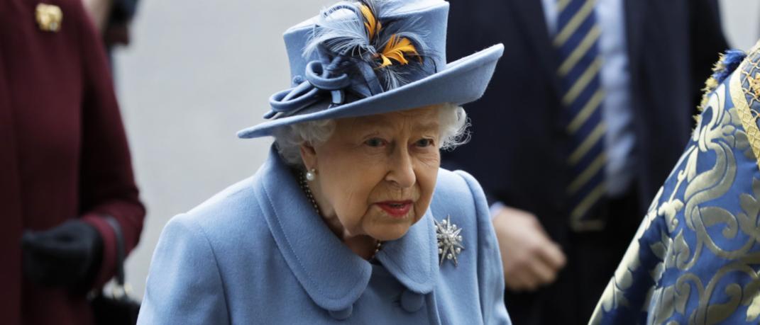 Η βασίλισσα Ελισάβετ με μπλε καπέλο και μπλε πανωφόρι 