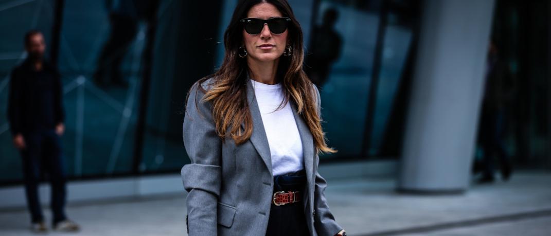 γυναίκα με σακάκι και γυαλιά στην εβδομάδα μόδας