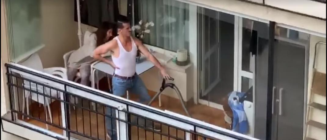 Ισπανός στο μπαλκόνι χορεύει Queen 