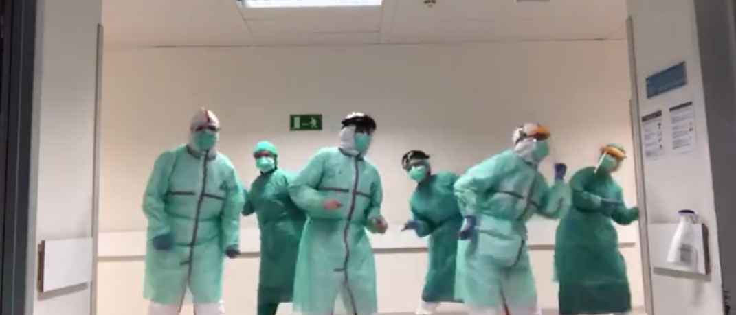 Γιατροί και νοσοκόμοι χορεύουν σε νοσοκομείο