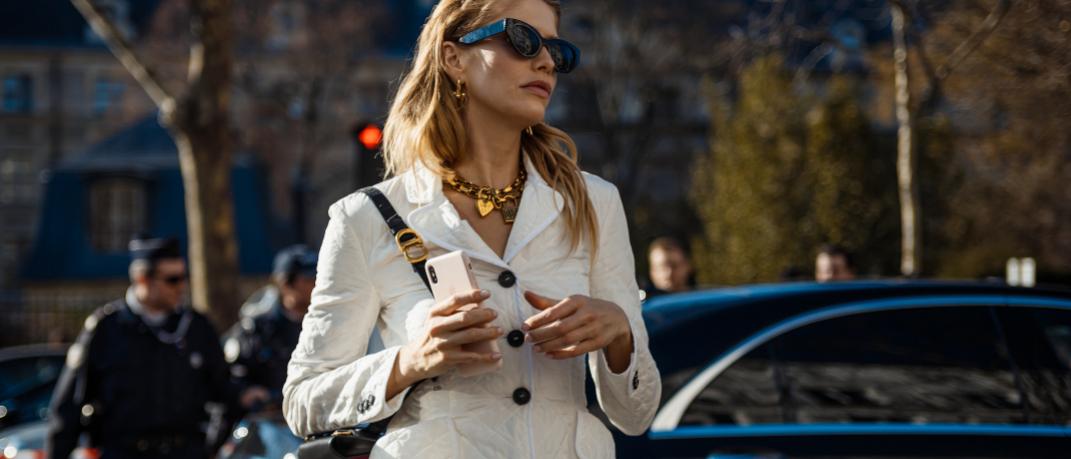 γυναίκα με λευκό σακάκι και γυαλιά στην εβδομάδα μόδας