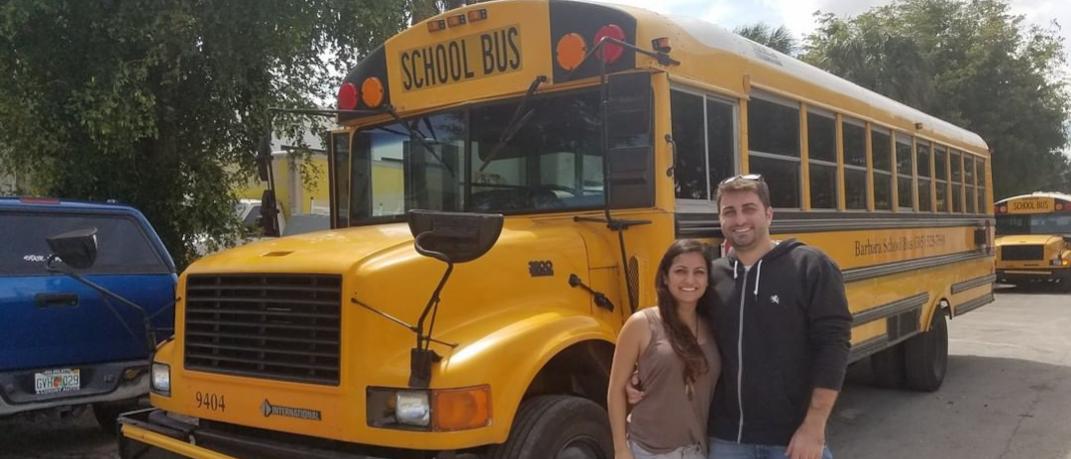 Ζευγάρι ποζάρει μπροστά από σχολικό λεωφορείο