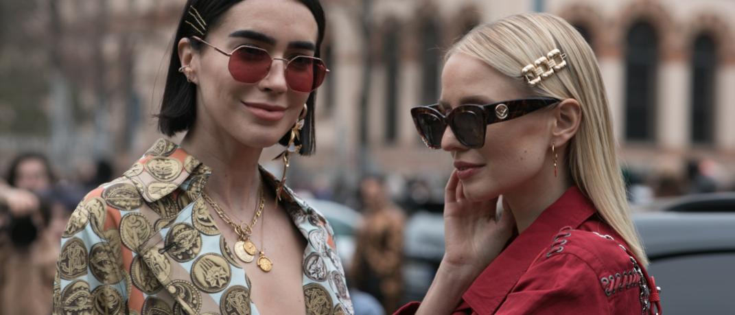 γυναίκες με κοσμήματα και γυαλιά στην εβδομάδα μόδας