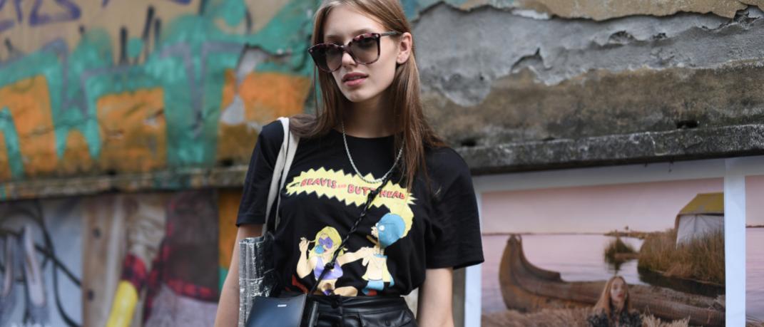 γυναίκα με T-shirt και γυαλιά στην εβδομάδα μόδας