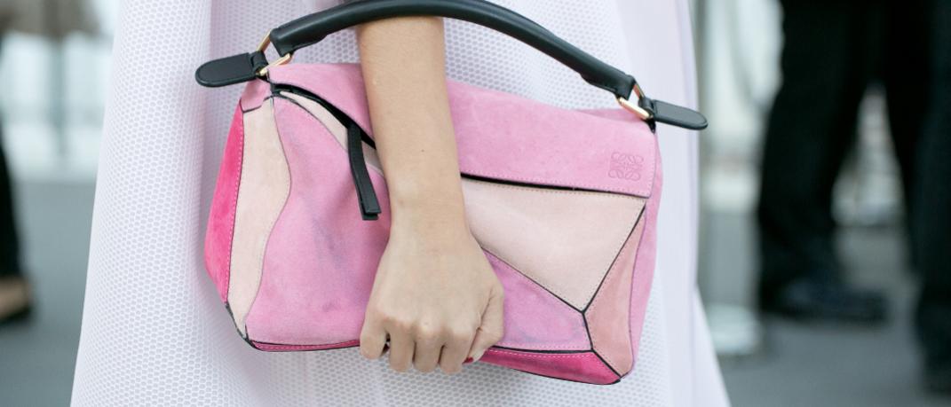 Γυναίκα με ροζ τσάντα στο δρόμο 