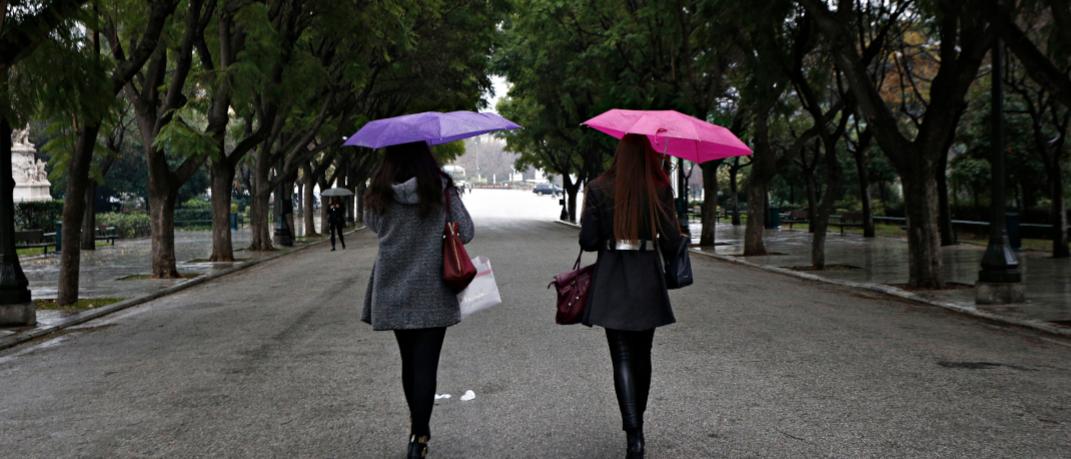 Δύο γυναίκες με ομπρέλες 