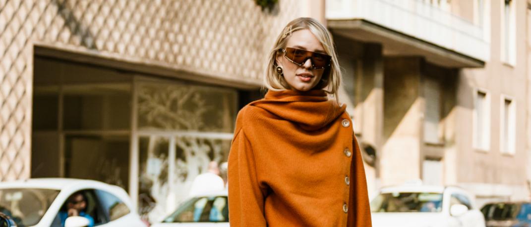 Γυναίκα στο δρόμο με πορτοκαλί πουλόβερ