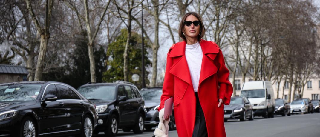 Γυναίκα με κόκκινο παλτό 