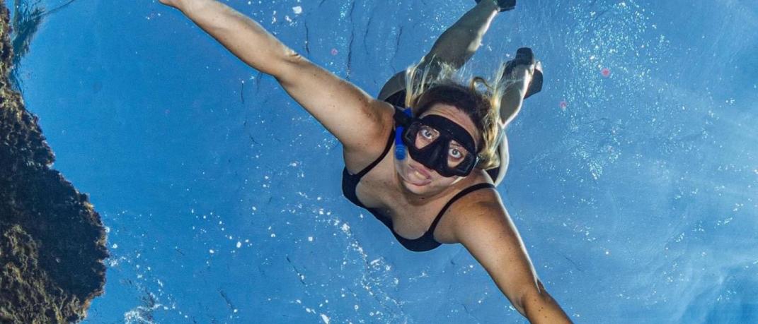 Η Χριστίνα κάνει free diving στην Βουλιαγμένη.