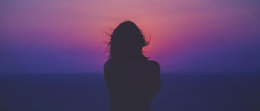 γυναίκα σε ηλιοβασίλεμα