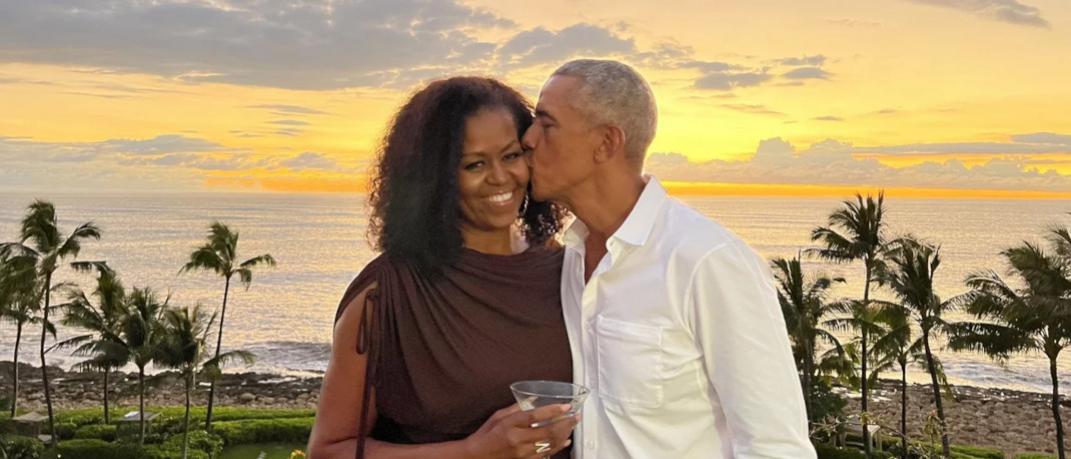 Μισέλ και Μπαράκ Ομπάμα με φόντο το ηλιοβασίλεμα της Χαβάης