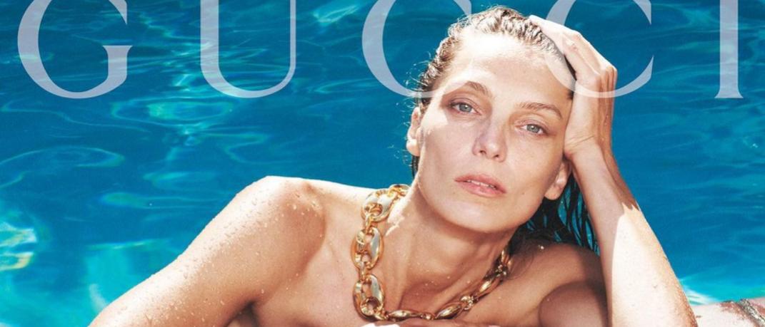 γυναίκα βγαίνει από πισίνα με κολιέ Gucci