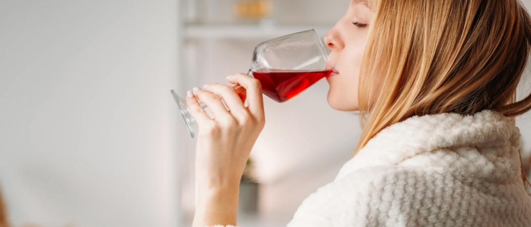 γυναίκα πίνει κόκκινο κρασί