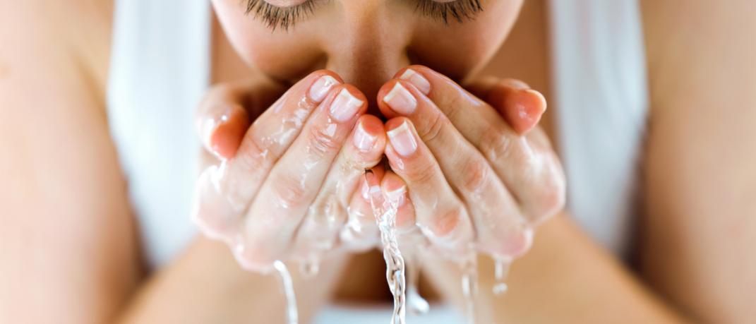 Πόσο σημαντικό είναι να πλένετε το πρόσωπο το βράδυ