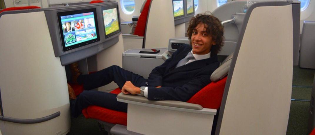 Ο 20χρονος Ελληνας που βγάζει εκατομμύρια ταξιδεύοντας στην Α θέση των αεροπλάνων  | 0 bovary.gr