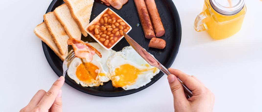 Ενας άνδρας τρώει πρωινό, Φωτογραφία: Shutterstock/By BodiaPhoto