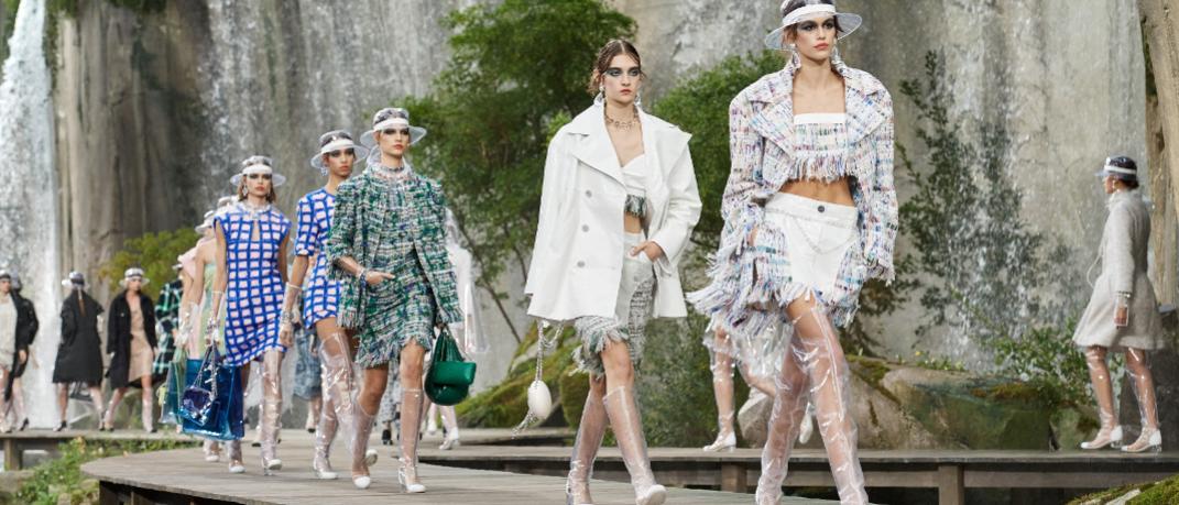 Chanel: Διαφάνειες και αντιθέσεις σε ένα παραμυθένιο σόου με φόντο μια fashion ουτοπία | 0 bovary.gr