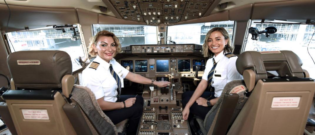 Η Μάρθα Χατζηηλιάδου αριστερά, στο πιλοτήριο του Boeing 777 της Emirates