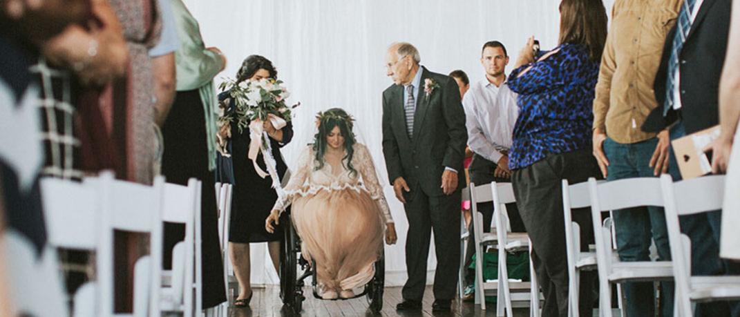 Η νύφη που της είχαν πει πως δεν θα περπατήσει ποτέ -Χόρεψε στον γάμο της | 0 bovary.gr
