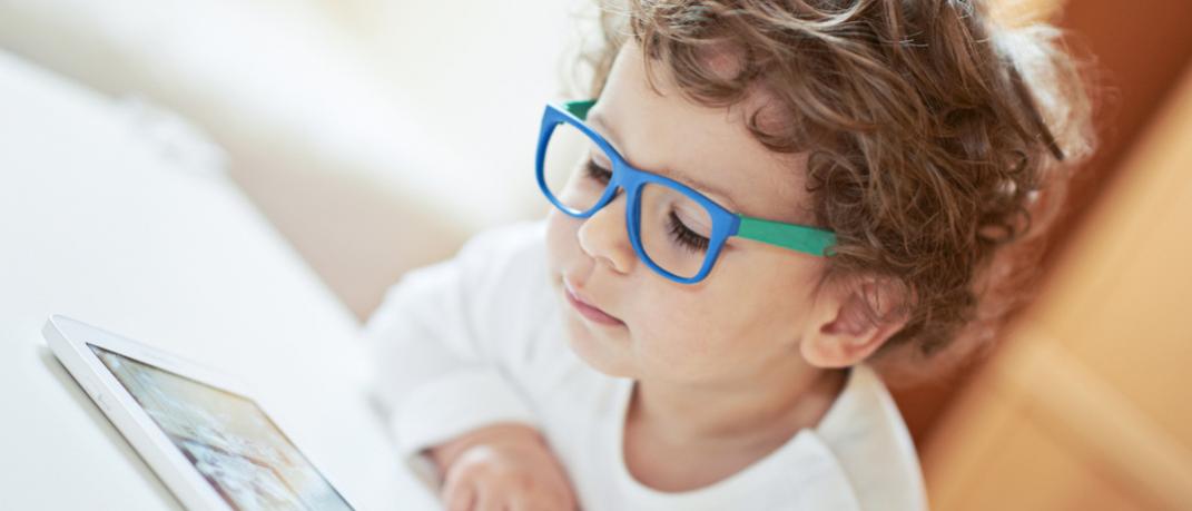 Παιδί με tablet. Φωτογραφία: Shutterstock