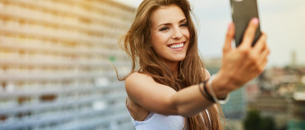 Μια γυναίκα βγάζει μια selfie, Φωτογραφία: Shutterstock/By baranq