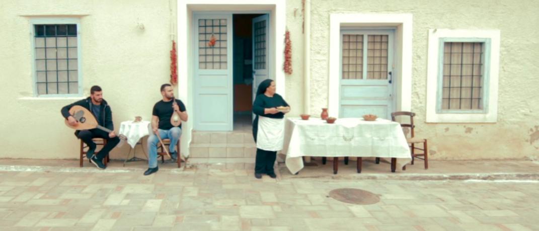 Γιαγιά στην Κρήτη κυνηγά δρομείς με τηγανόψωμα -Το ξεκαρδιστικό βίντεο που θα γίνει viral | 0 bovary.gr