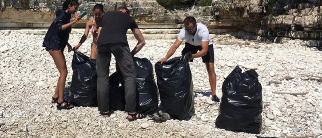 H οικογένεια του Γουίλ Σμιθ μαζεύει τα σκουπίδια από τις παραλίες των Αντίπαξων | 0 bovary.gr