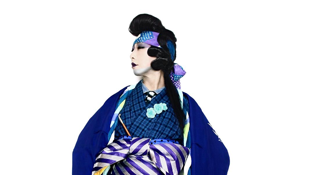 γυναικα με κιμονό σε έκθεση μουσείου