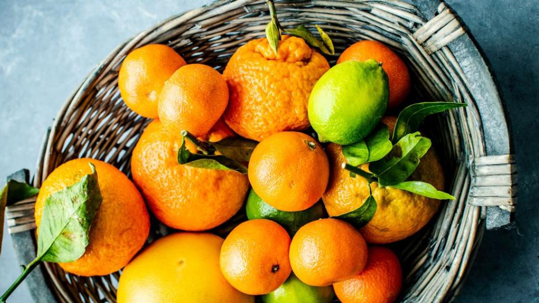 Καλάθι με πορτοκάλια και λεμόνια