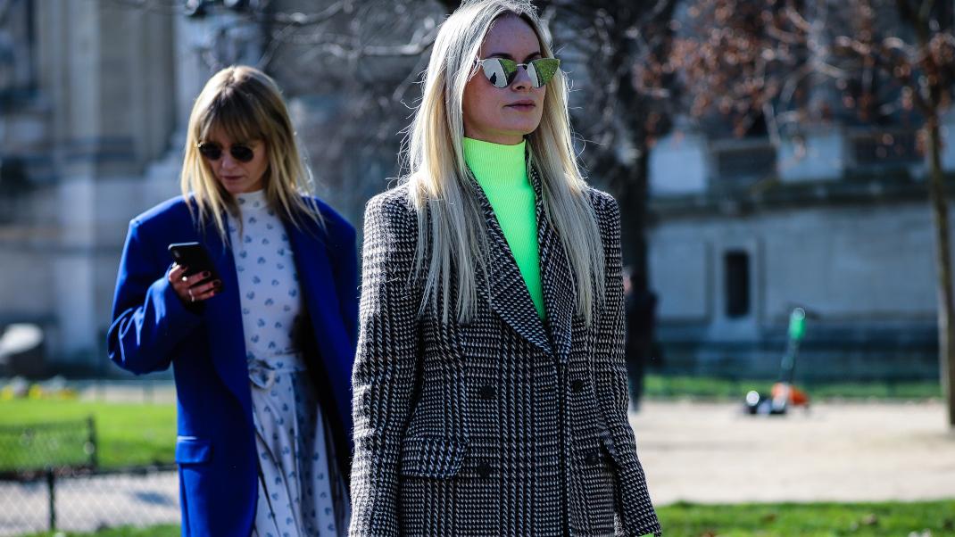γυναίκες περπατούν με σακάκια και γυαλιά στην εβδομάδα μόδας 