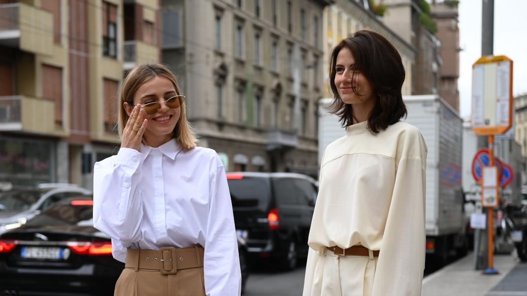 γυναίκες χαμογελούν με πουκάμισα και τσάντα στην εβδομάδα μόδας