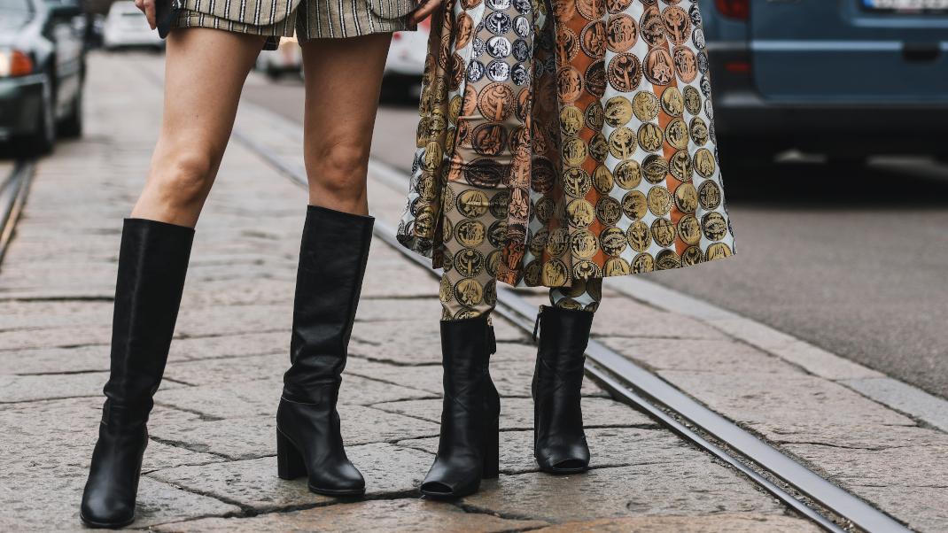 γυναίκες με μπότες και φόρεμα στο δρόμο