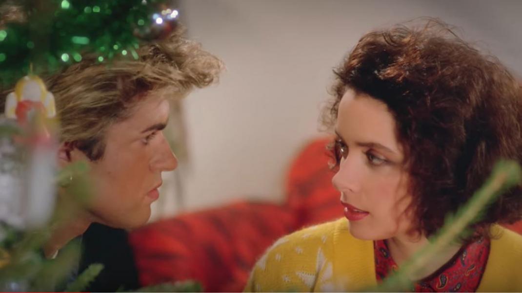 o George Michael και μια μελαχρινή γυναίκα στο βίντεο του Last Christmas