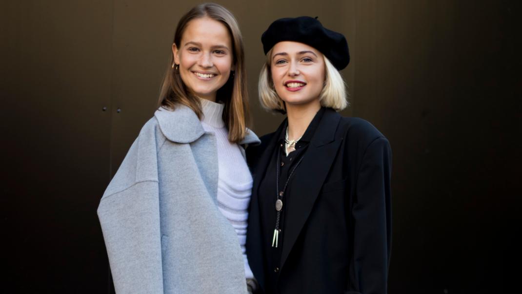 γυναίκες χαμογελούν με παλτό και καπέλο στην εβδομάδα μόδας