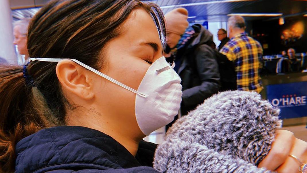 Η Σελένα Γκόμεζ με μάσκα στο αεροδρόμιο