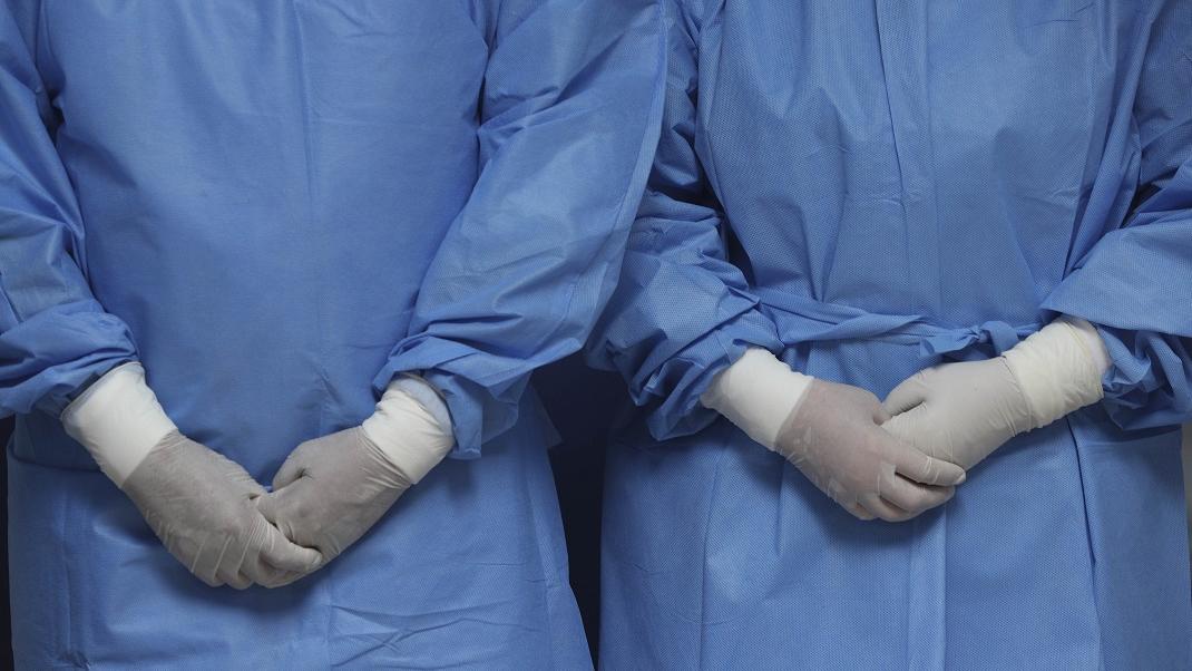 Δύο νοσοκόμες με γάντια και στολή