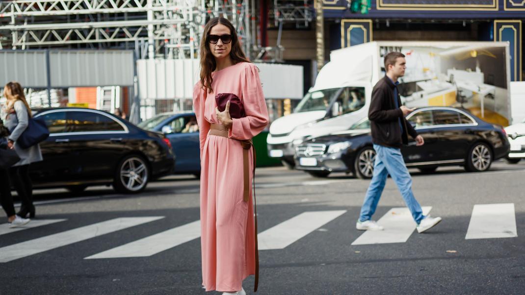 γυναίκα με ροζ φόρεμα και γυαλιά στο δρόμο
