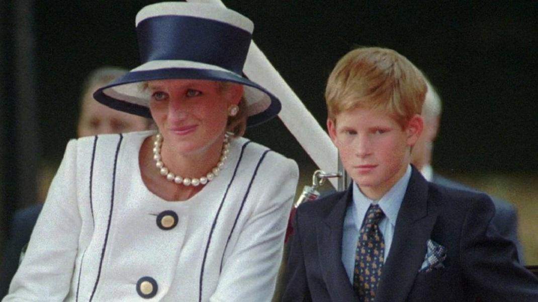 Ο πρίγκιπας Χάρι με τη μητέρα του, Νταϊάνα / Φωτογραφία: AP Photo/Alastair Grant